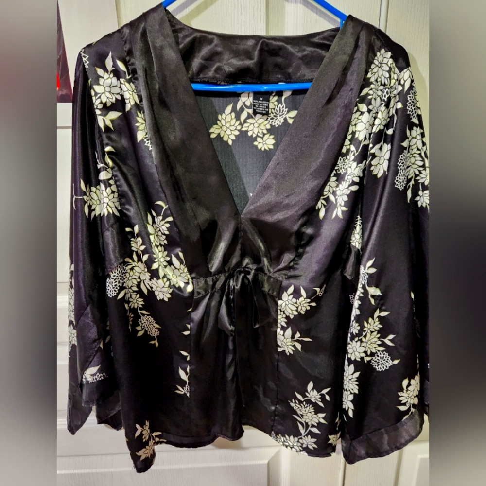 silky flowy top. Black and white